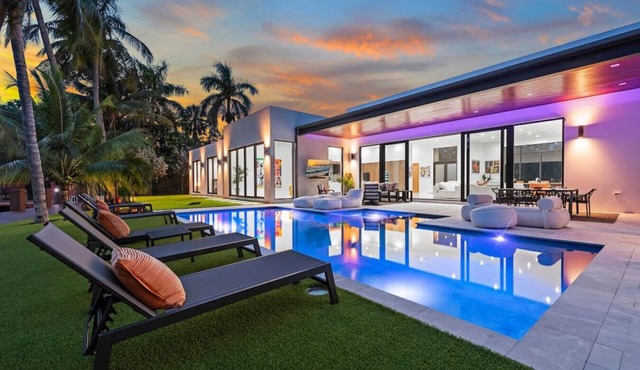 NEW Waterfront Villa w/Pool/Jacuzzi/Billard
