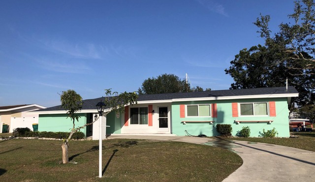 Newly renovated, 3-2 Beautiful canal front. Close to beaches & restaurants