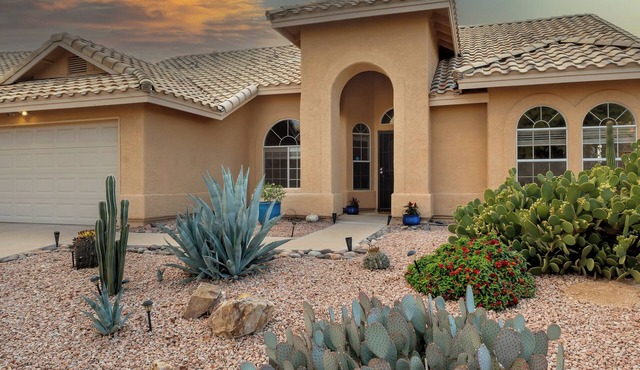 Northwest Tucson Vista Hideaway/Heated pool with fee! New Listing!