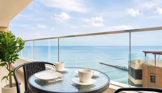 Ocean View Luxury Apt | King Bed |Walk to Larcomar