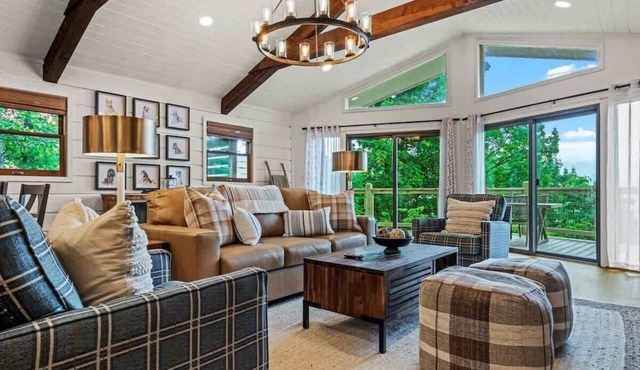 On The Rocks: Luxury Reno Mtn View Hot Tub