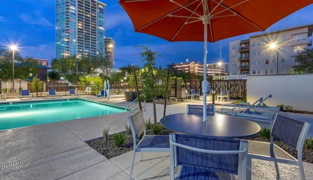 Outdoor Pool & Rooftop Bar | King Room w/Safe Near Light Rail & Tempe Town Lake