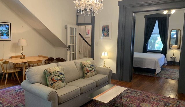 Parlor Apartment on Abercorn: Facing Colonial Park