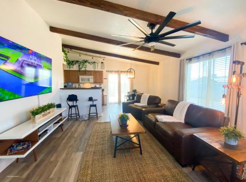 Peaceful, 3BR+King Home W/BBQ, Fire Pit & Huge TV!