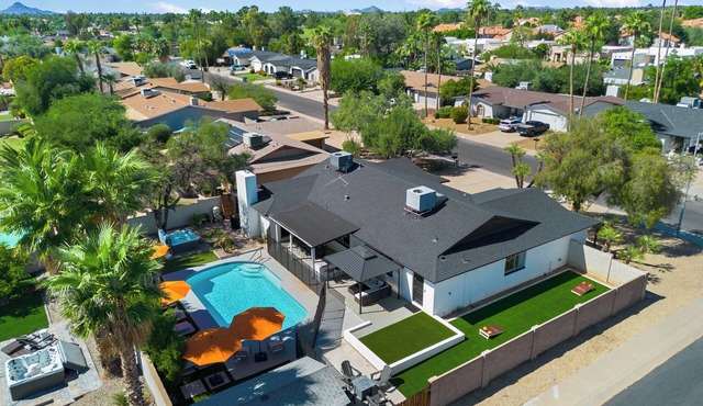 Peaceful 6-bedroom house with Oasis backyard in Scottsdale