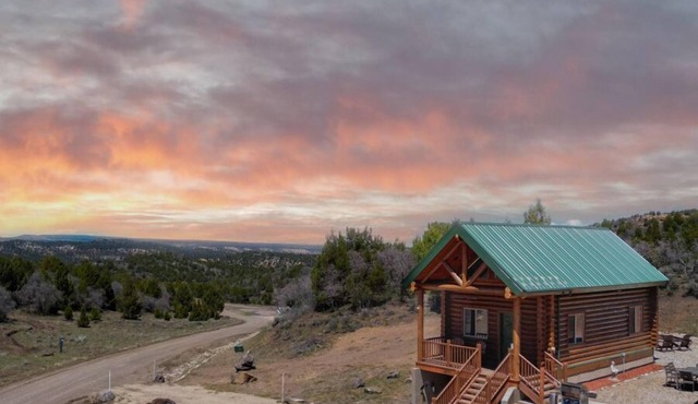 Peaceful Cabin with Spectacular Stargazing Hot Tub