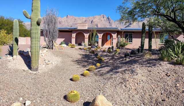 Peaceful Catalina Foothills retreat w/stunning views close to hiking & shopping