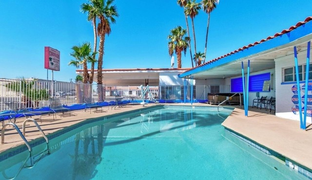 Peaceful King & Queen Suite Close to West Wetlands Park | Onsite Pool & Parking