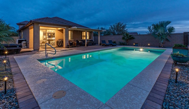 Peaceful Location w/Sunset & Wildlife Views, Htd Pool, Hot Tub, Fire Table, 2 Bikes
