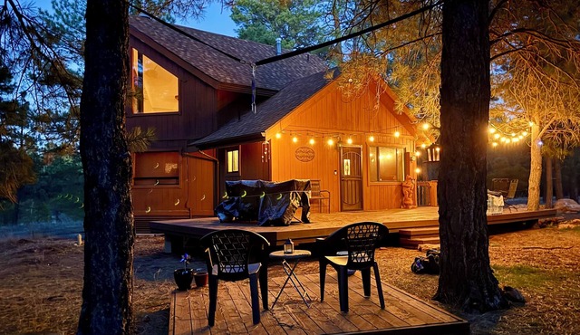 Peaceful Pines Cabin -3 fenced acres, trails, slopes, downtown Flagstaff close!