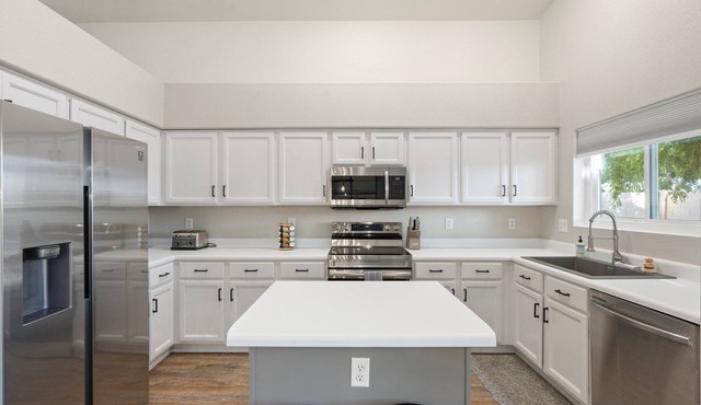 Peachy ranch with fast Wifi, working desk and walking distance to amenities