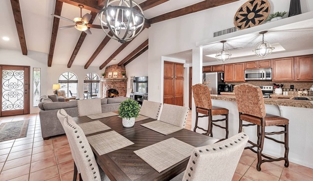 Perfect for Entertaining! Near Mayo Clinic, Heated Pool, Outdoor Firepit, Mountain Views + FREE Golf