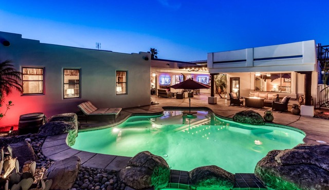 Perfect for Families & Groups w/2 Private Casitas!