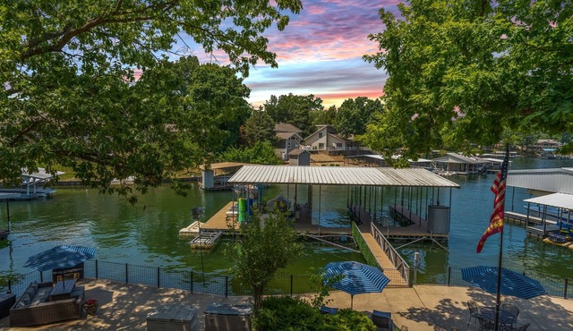 Perfect Location+Many Rooms to Gather+Huge Dock+Bring Your Boats and Your Pets!