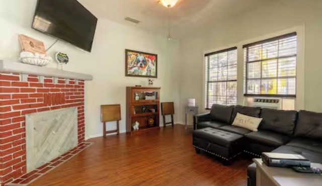 Pet friendly 1bd/1b unit with living space and full kitchen