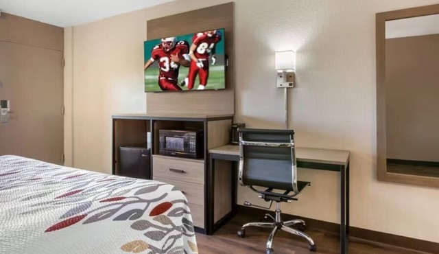 Pet-Friendly Room Close to Arizona Stadium – 5 Miles from the Action!