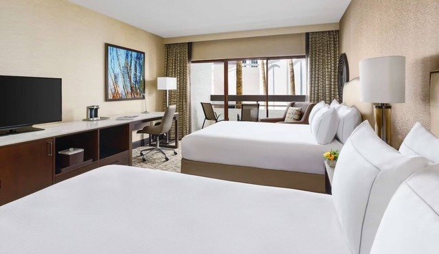 Phoenix Airport Stay with Free Shuttle, Outdoor Pool & Scenic Hiking Nearby