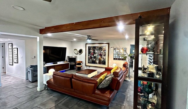 Phoenix Mid-Century Escape, hot tub, non-heated pool, dog run/family friendly.