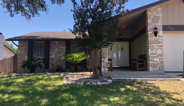 POOL, 3 /2 home next to Lackland AFB and SeaWorld