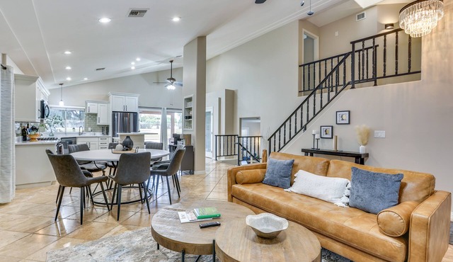 Pool, Hot Tub & Golf Course View: Glendale Oasis!