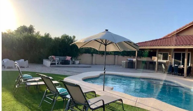 Pool Paradise! New heated pool- Outdoor living- bar+tv+fire pit- Central Loc!