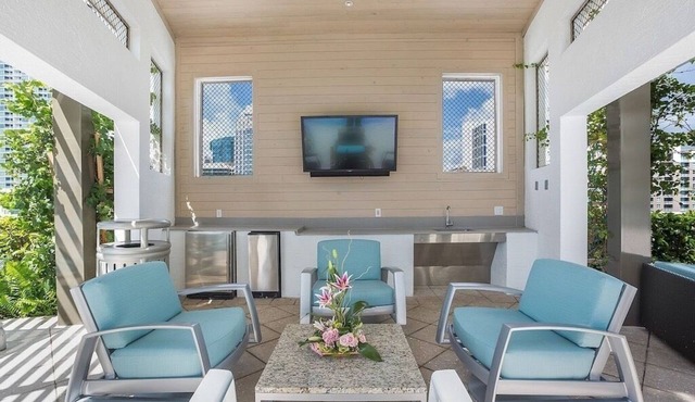 PREMIER High Rise Condo in Downtown! Perfect for long stays!