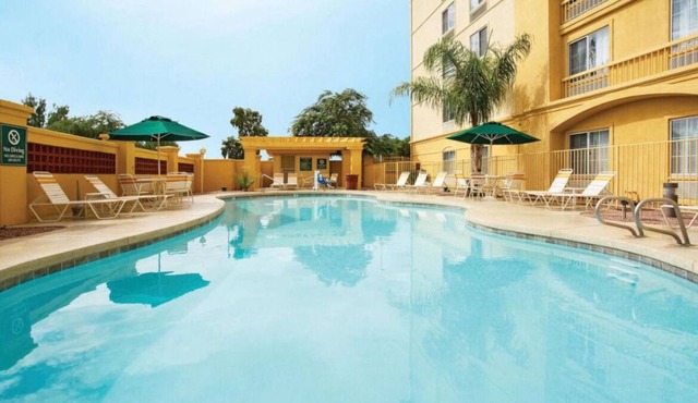 Prime Location! 4 Convenient Units, Pool, Free Parking, Free Breakfast