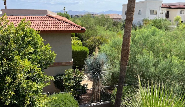 Prime retreat location-1/2 mile to Fountain Park and restaurants.