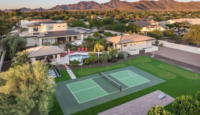 Private Mini-Resort w/Salt water pool & spa- NEW!