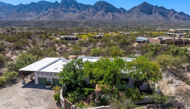 Private Santa Fe Home w/Unobstructed Mountain Views in heart of Oro Valley