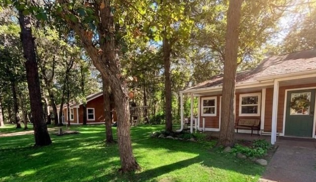 Private 2-cabin riverfront retreat in Brainerd, MN. Sleeps 13 across 4BR/3BA with full kitchen, fire pit, river sunsets. 10 min to town. Ideal for family reunions, group getaways & small gatherings.