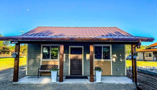Rawhide Getaway - Detached Guesthouse
