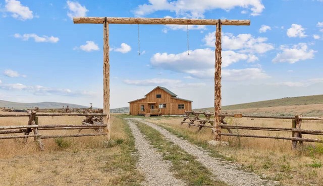 Red Mountain Ranch with Bitterroot Views in charming Stevensville