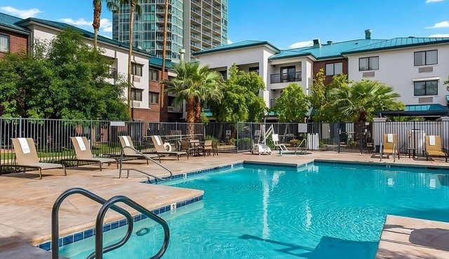 Relax and Recharge! Outdoor Pool, Pet-friendly, Close to Tempe Marketplace!