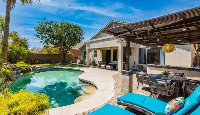 Relax in Paradise - 4 Bed + 2 Bath w/Gorgeous Heated Private Pool & Spa!