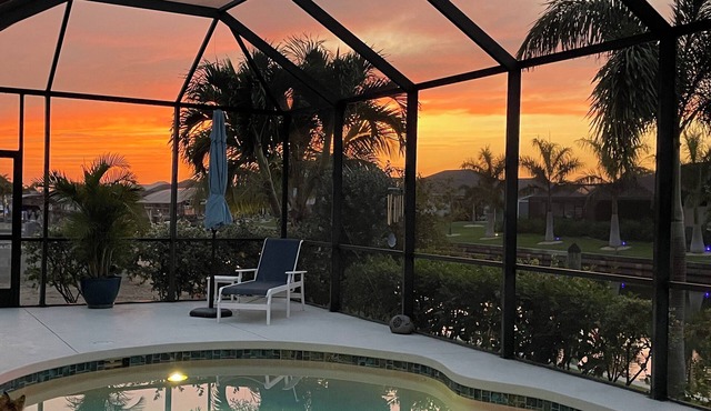 Relaxing 3 Bedroom - On the canal, private pool, boat dock & access to the gulf.