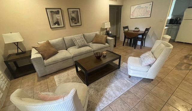 Relaxing condo with easy access to the pool-shopping-restaurants in Foothills