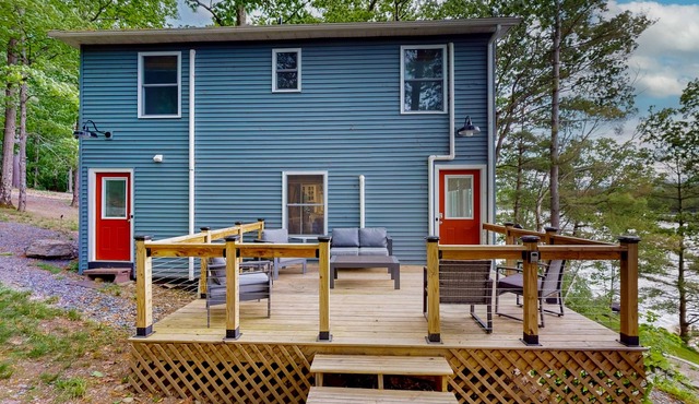 Relaxing, cozy, lakefront home with secluded deck, dock & direct lake access