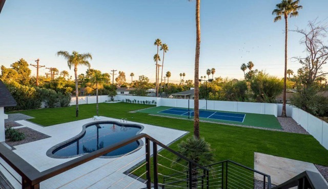 Relaxing family neighborhood in multi million dollar home