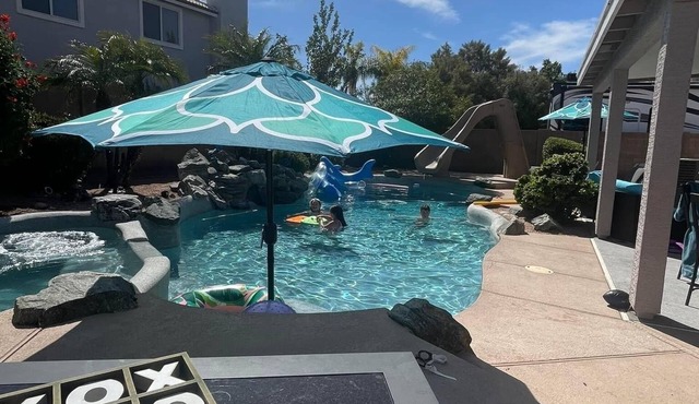 Renovated WATERSLIDE private Heated pool with Spa Golf Course on-call service