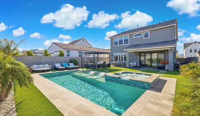 Resort style 4-bedroom house, heated pool/hot tub, fitness room in Queen Creek
