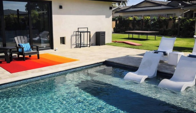 Revolution Retreat- Heated Pool 5 Mins to Old Town-Hidden Room