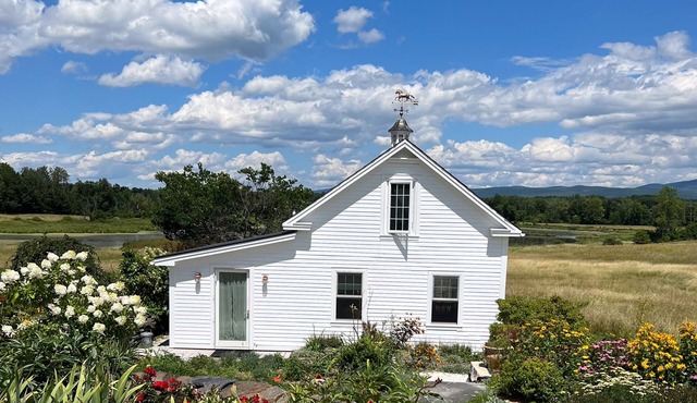 Romantic lake view retreat with a patio, full kitchen, & washer/dryer