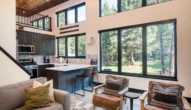 Romantic, Private Cabin with hot tub for couples. 7 minutes to Philipsburg
