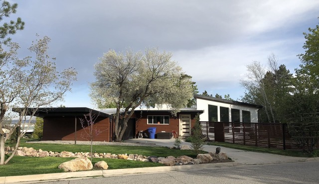 Romantic Winter Escape with Mountain Views - Sleeps 4-6