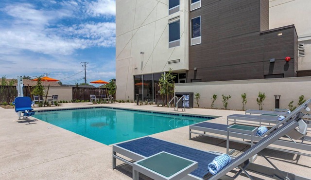 Rooftop Bar | King Suite w/Sofa Near Tempe Marketplace | Modern Touches