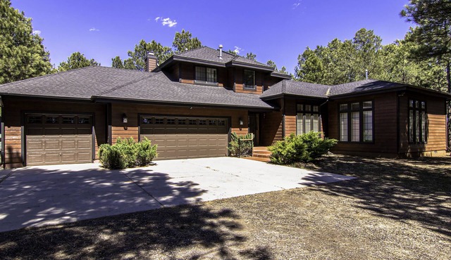 Roundtree Retreat - Close to SnowBowl. 4 Bdrm, 3 Bth Private Secluded Retreat