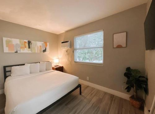 Rustic Retreats Modern 1BR for 4 guests in the heart of Fort Lauderdale