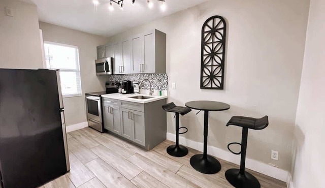 Rustic Retreats 1BR Minutes From Las Olas