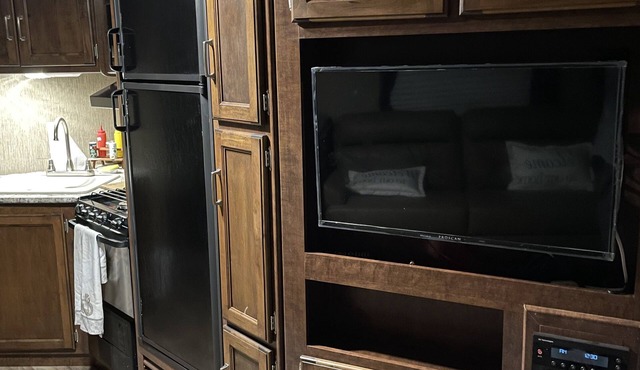 RV in foothills located near stores. Smoking area with fire pit provided.